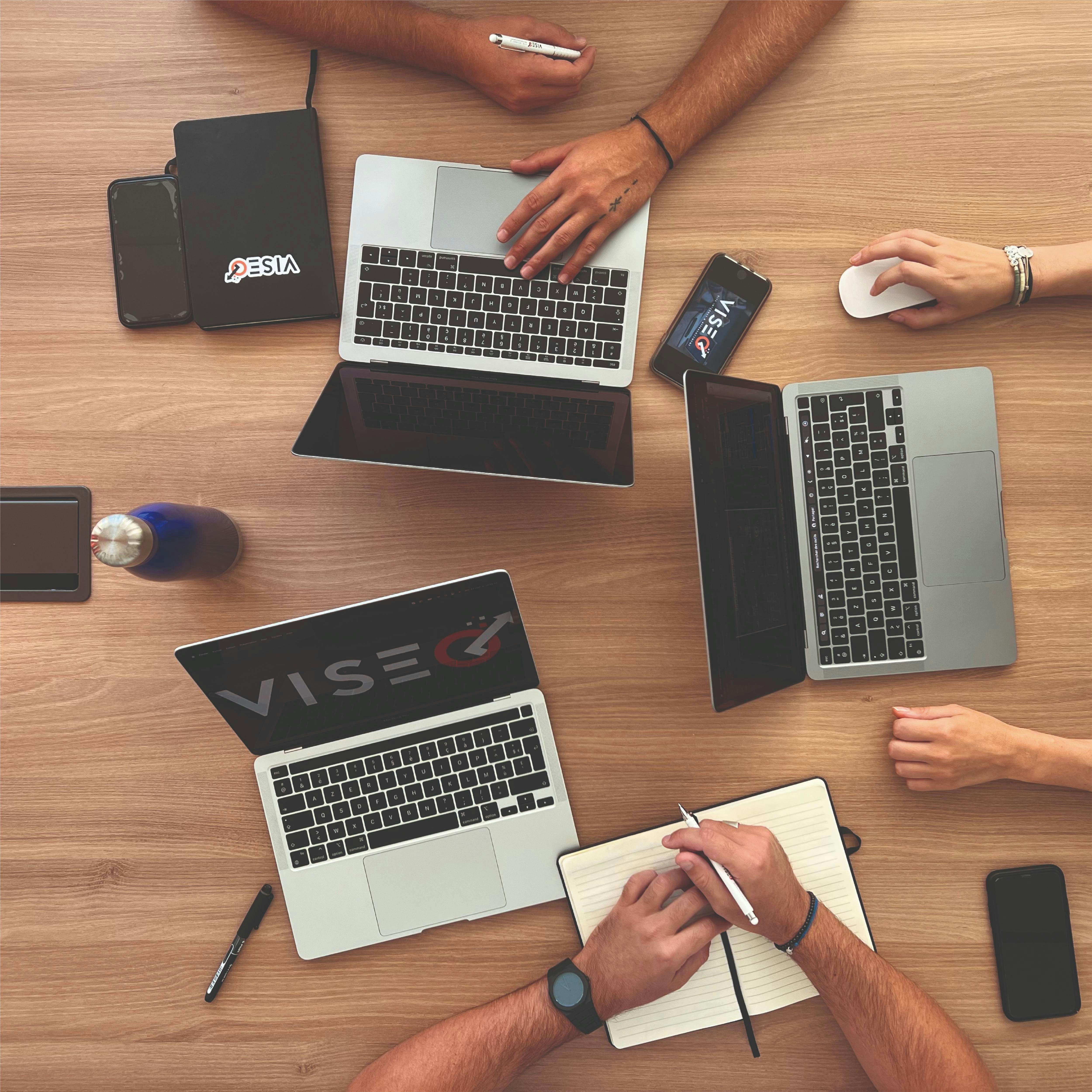 L'équipe Viseo en pleine réunion dans ses projets de créations et de référencement naturel en France, sur Bordeaux, Montpellier, Paris et Toulouse. Une agence web qui travaille au mieux le SEO de tous nos clients pour le meilleur positionnement sur les moteurs de réponses tel que Google.