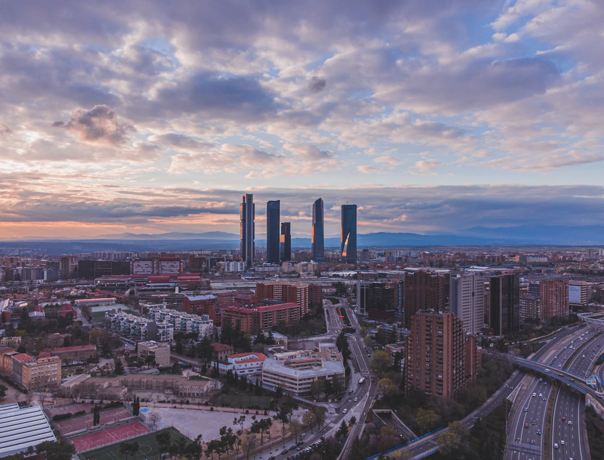Vista aérea del norte de Madrid con las Cuatro Torres al fondo