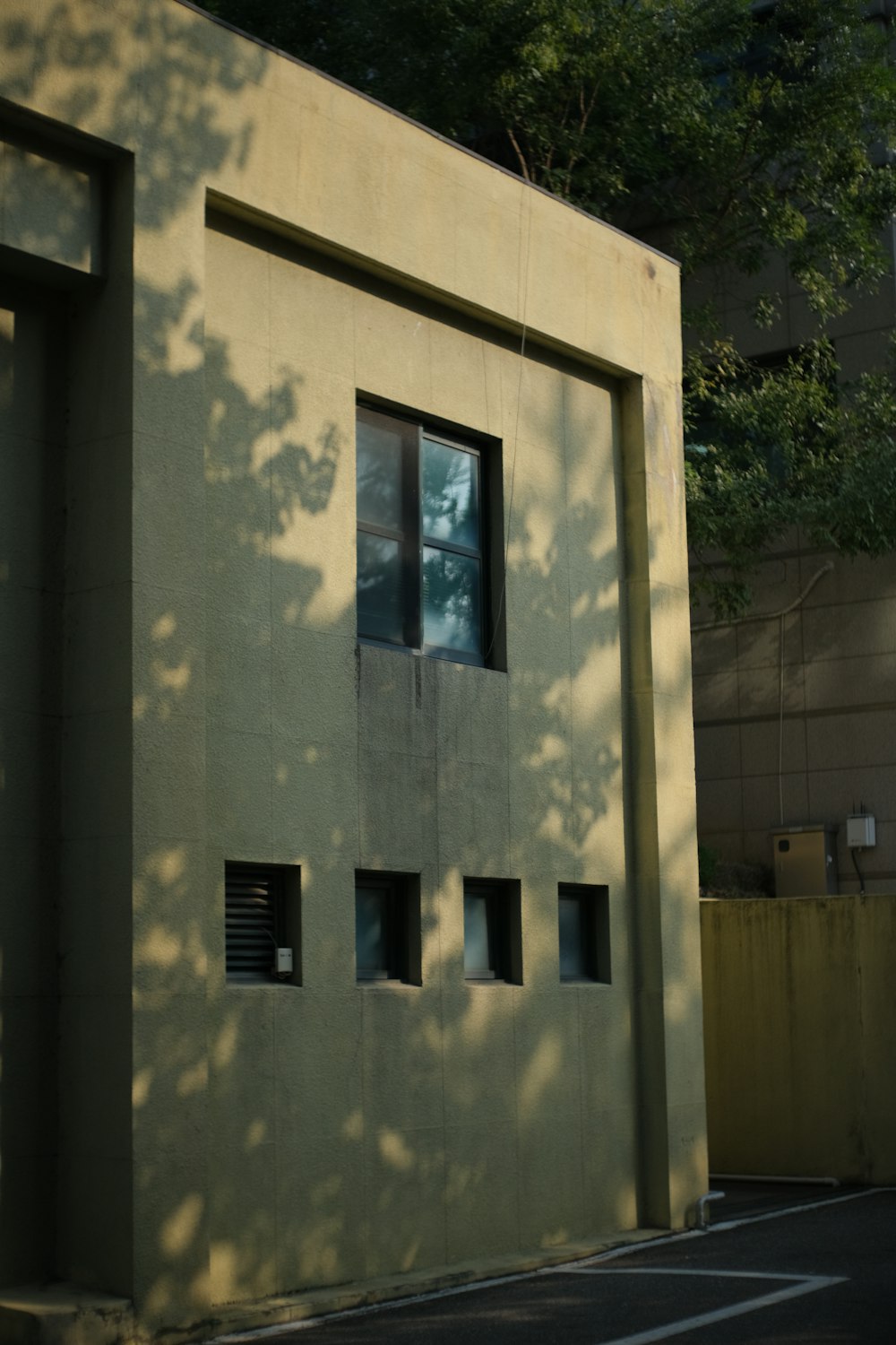Un edificio gris con una ventana
