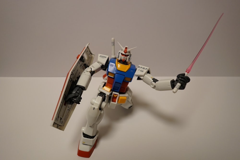 빨간색과 흰색 안테나가 달린 장난감 로봇