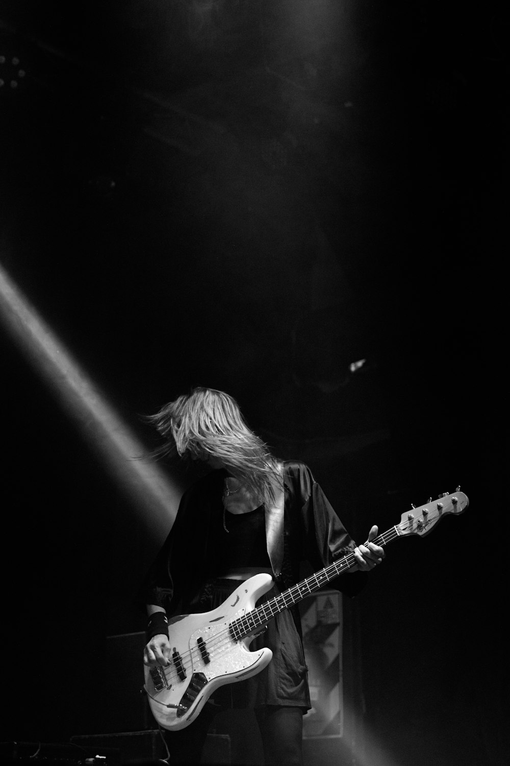 un homme jouant de la guitare