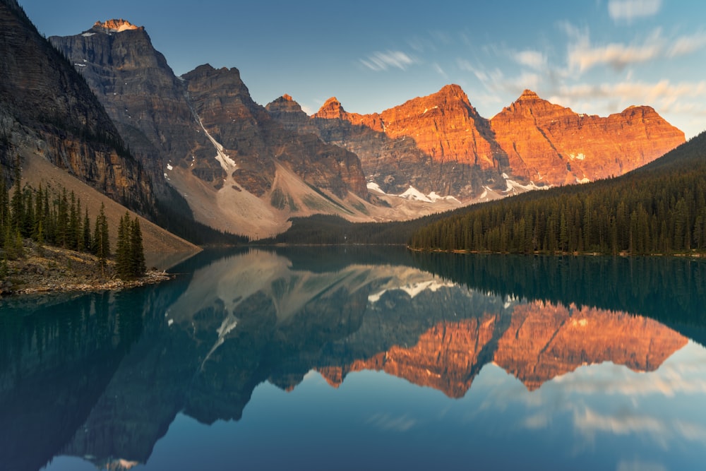 Lago Moraine rodeado de montañas