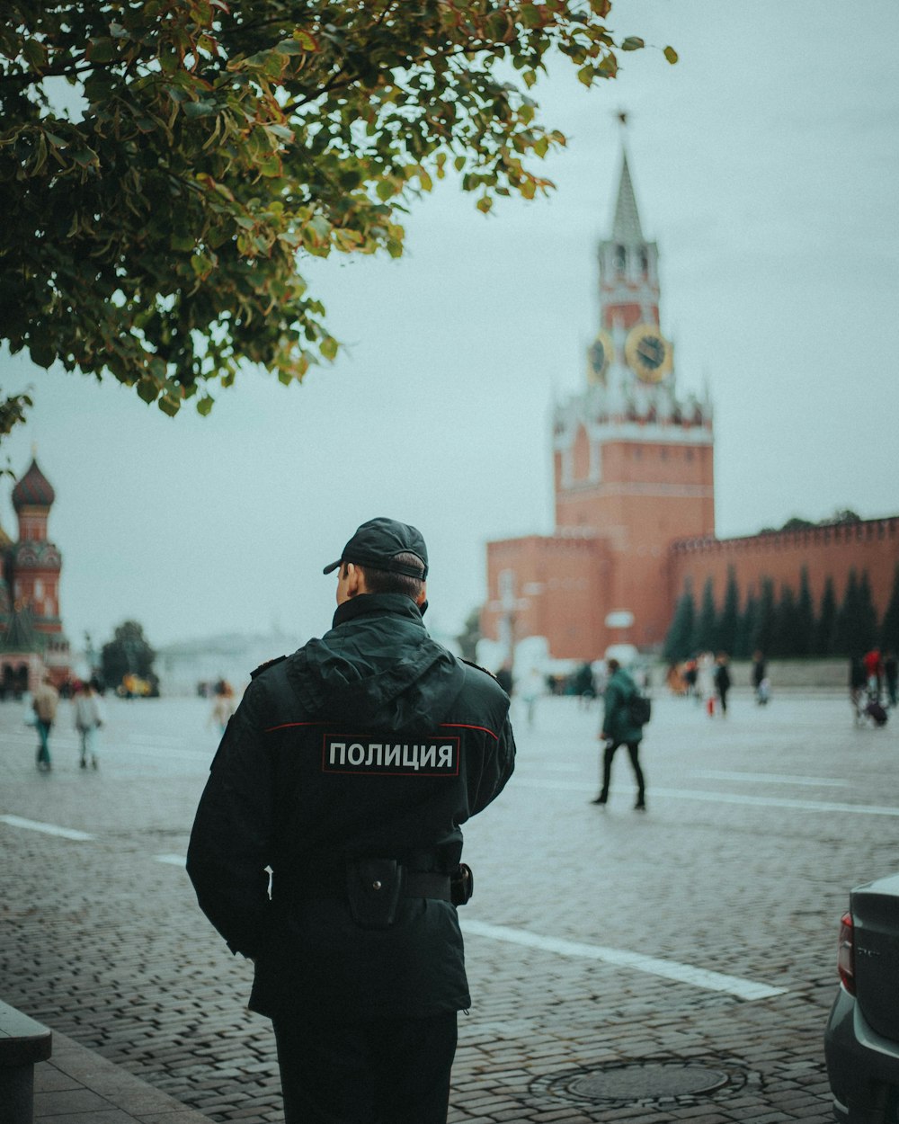 un policier debout devant un immeuble