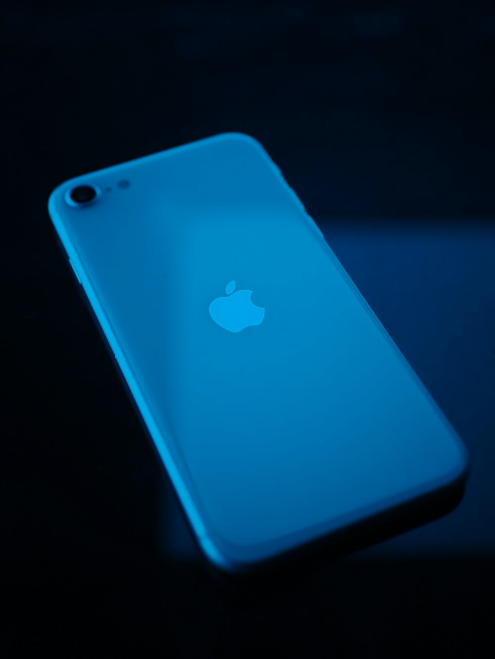un téléphone portable bleu