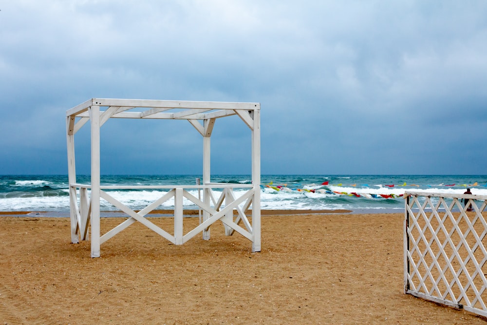 Una silla blanca en una playa