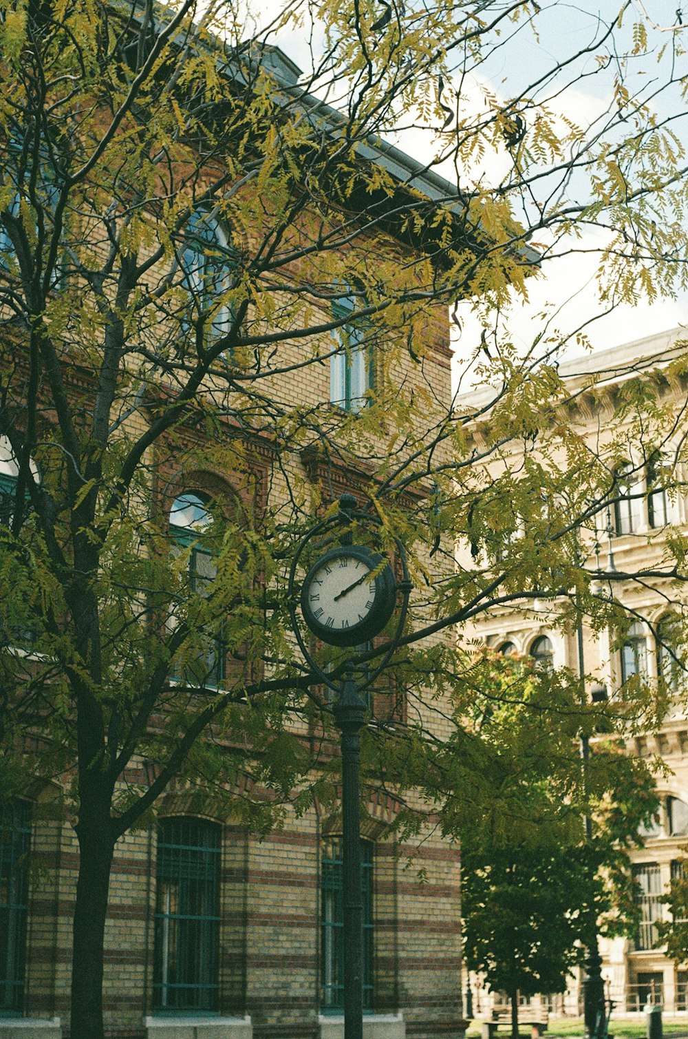 건물 앞 기둥에 달린 시계