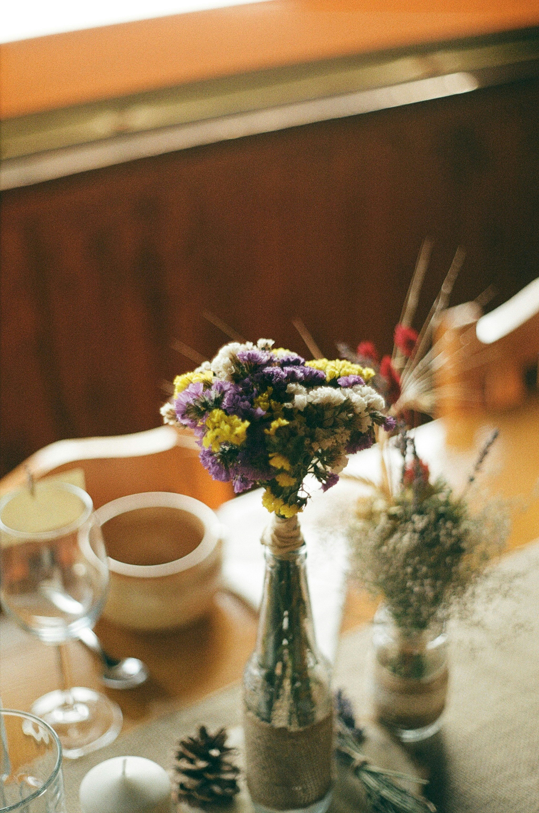 Kır düğünü çiçek dekorasyonu kendin yap, okaliptüs yaprakları, beyaz güller ve baby's breath ile hazırlanmış rustik centerpiece aranjmanları, mason kavanozlar içinde naturel ip süslemeleri