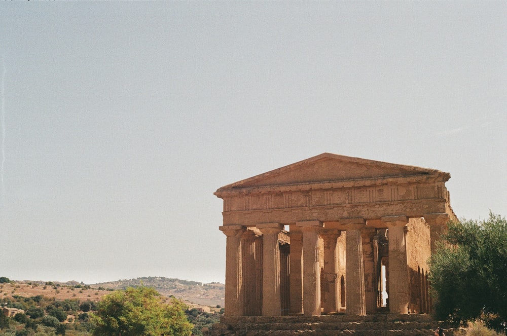 un grande edificio in pietra