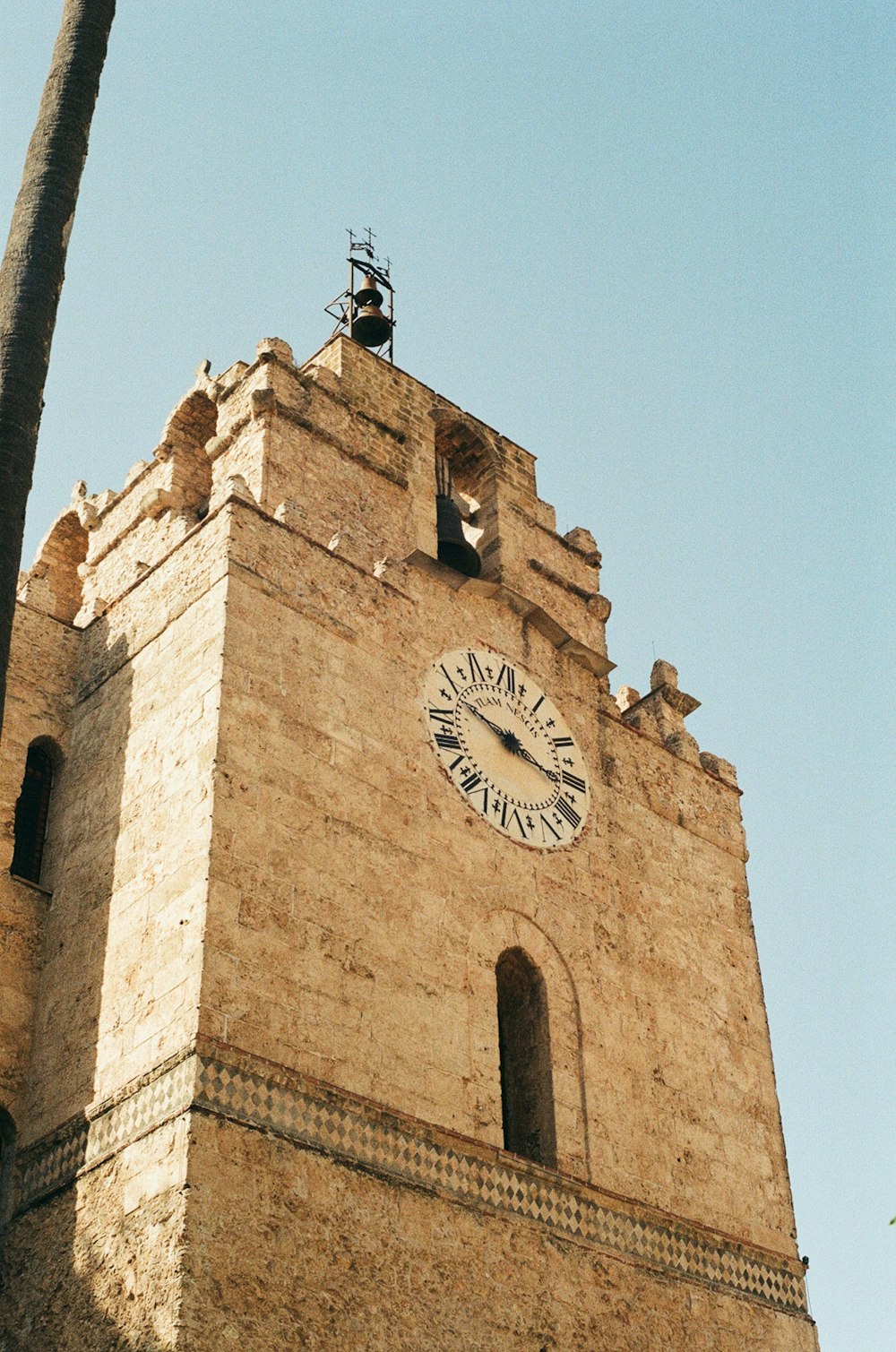 um relógio em uma torre