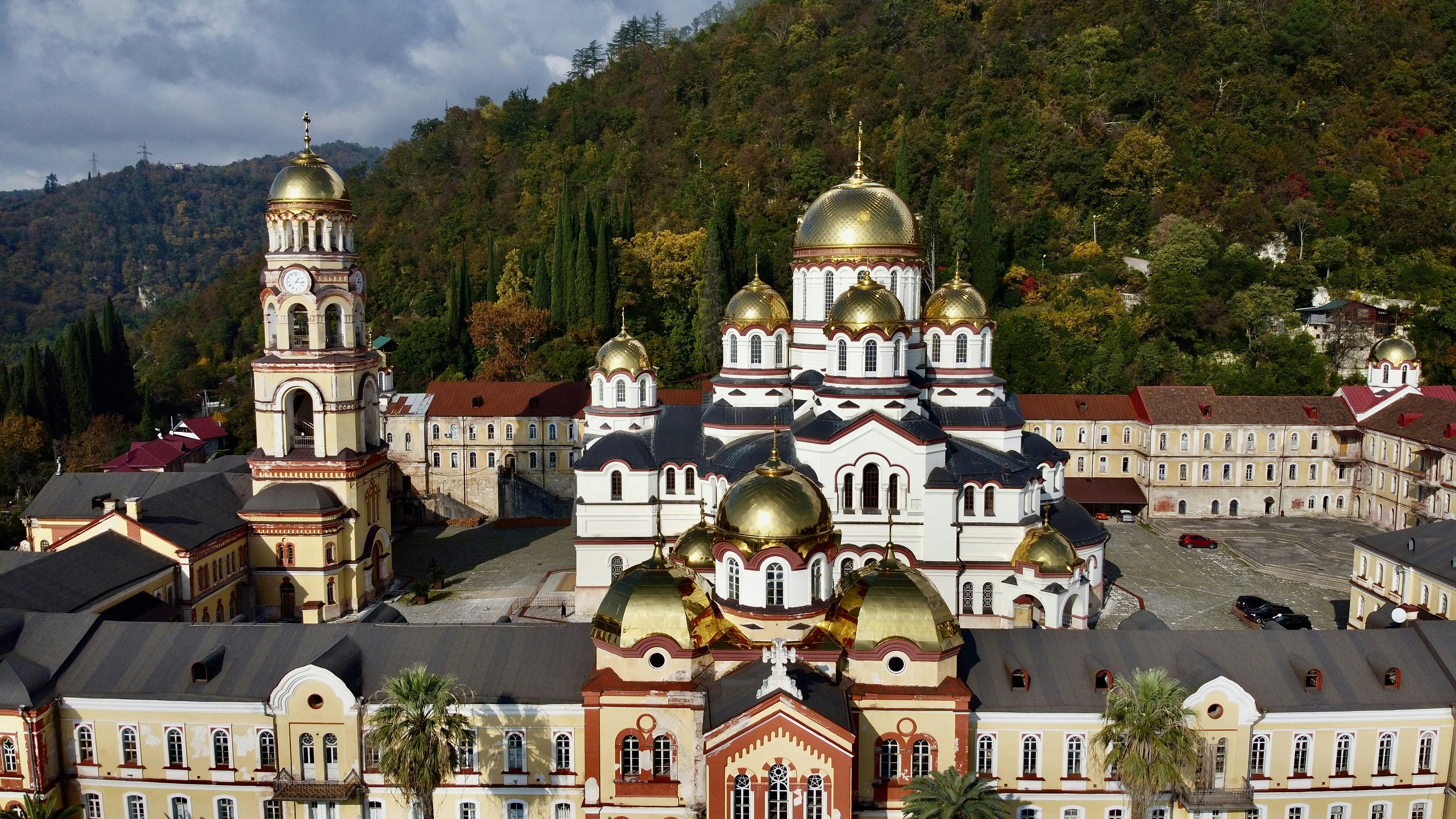 Una grande città con molti edifici