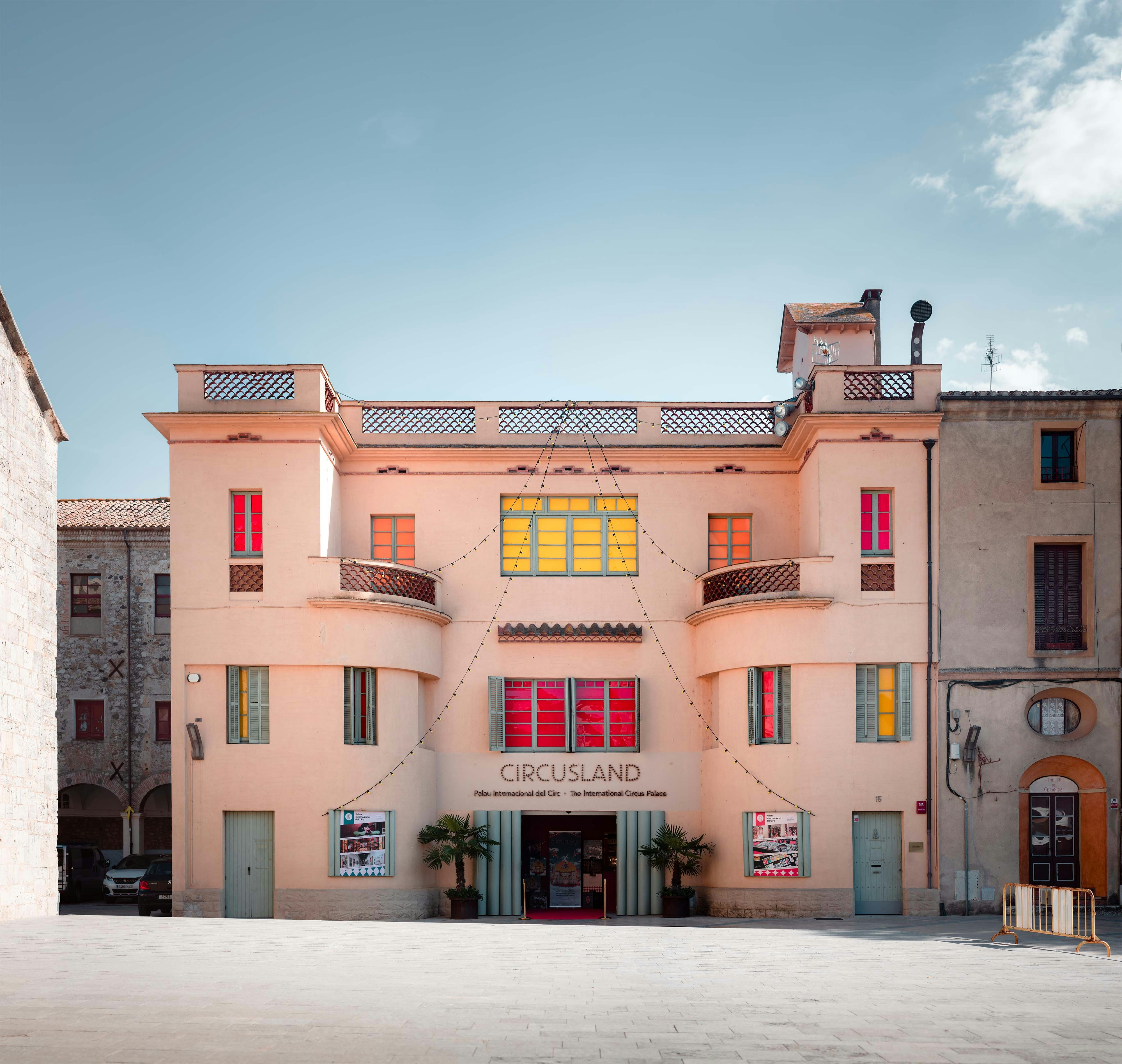 Ein Gebäude mit vielen Fenstern