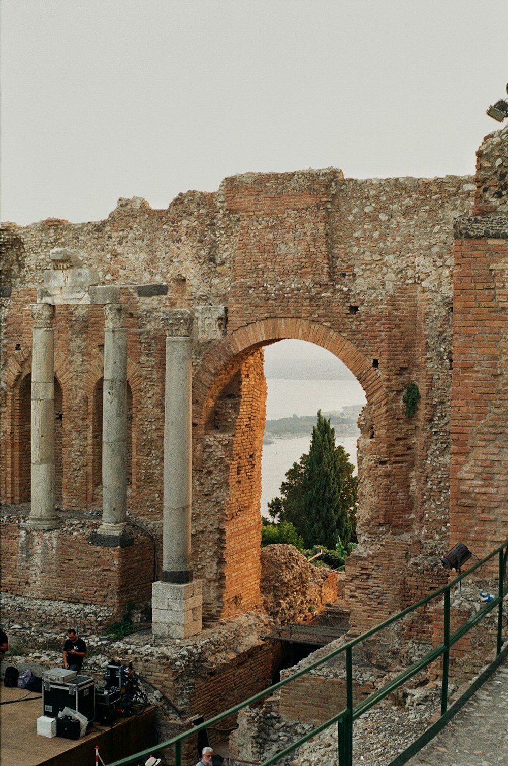 um arco de tijolos com colunas