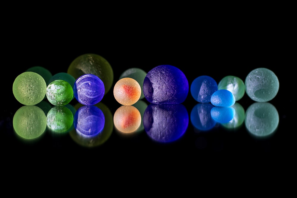 un groupe de boules colorées