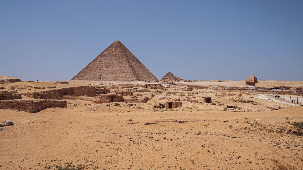um grupo de pirâmides em um deserto