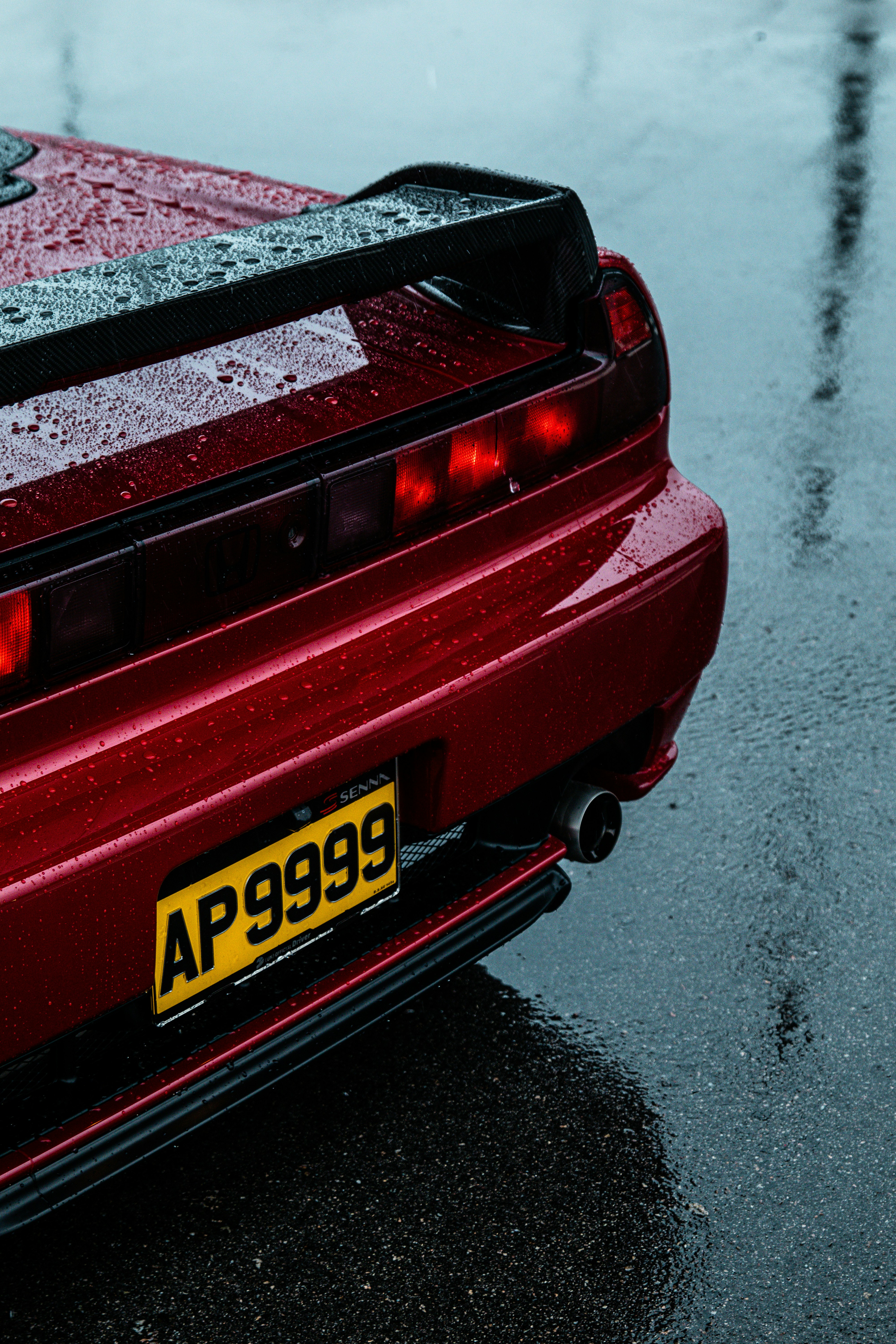 La parte trasera de un coche rojo
