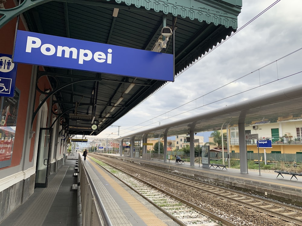 una estación de tren con un tren