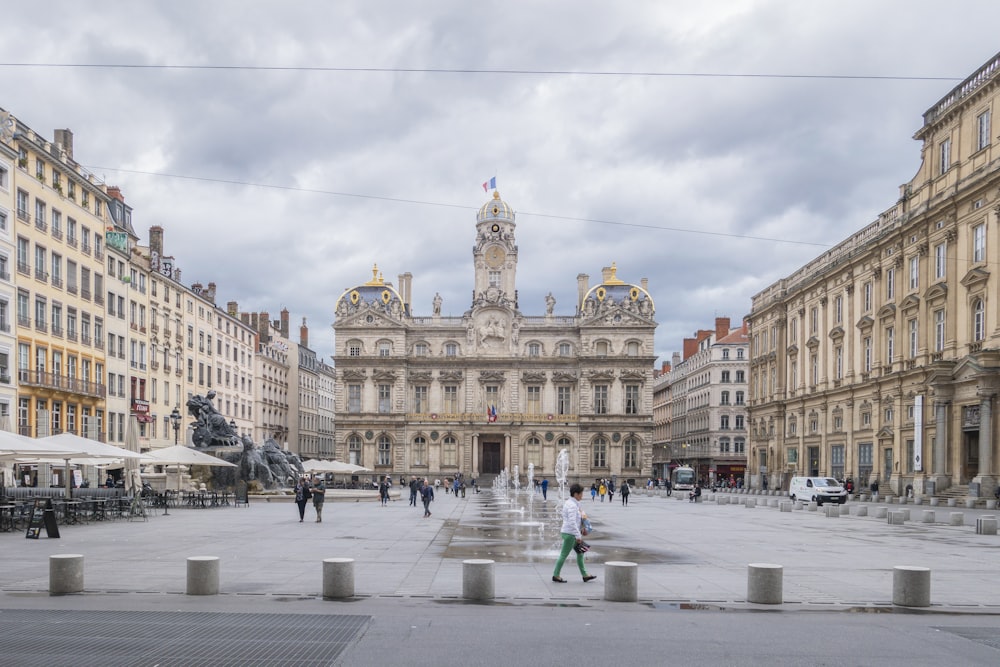 un gran patio con edificios a su alrededor