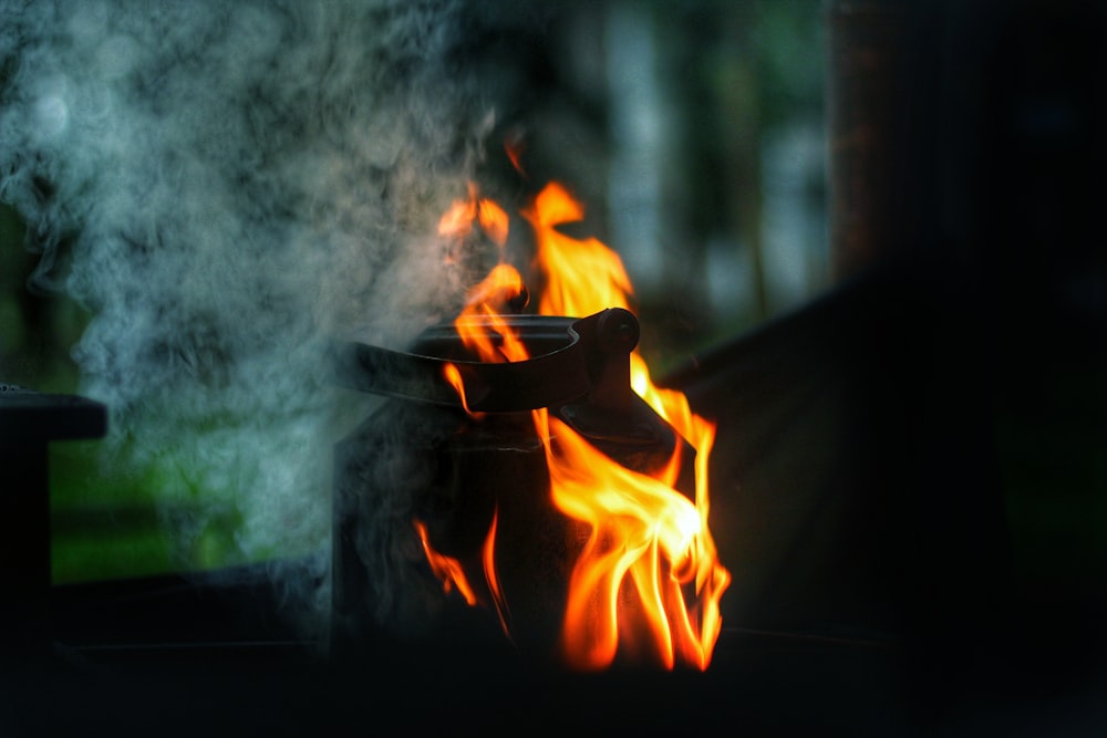 une personne brûlant un feu