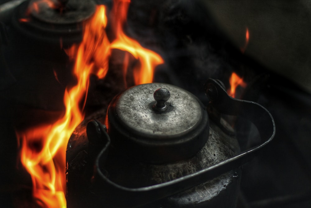 鍋で燃える火