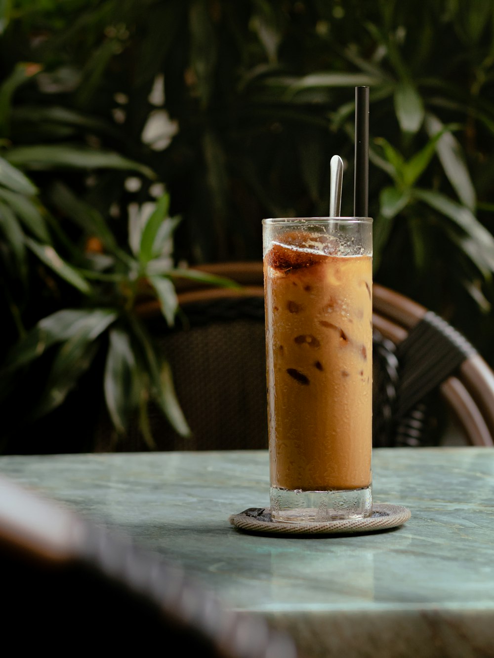 un verre avec une boisson dedans