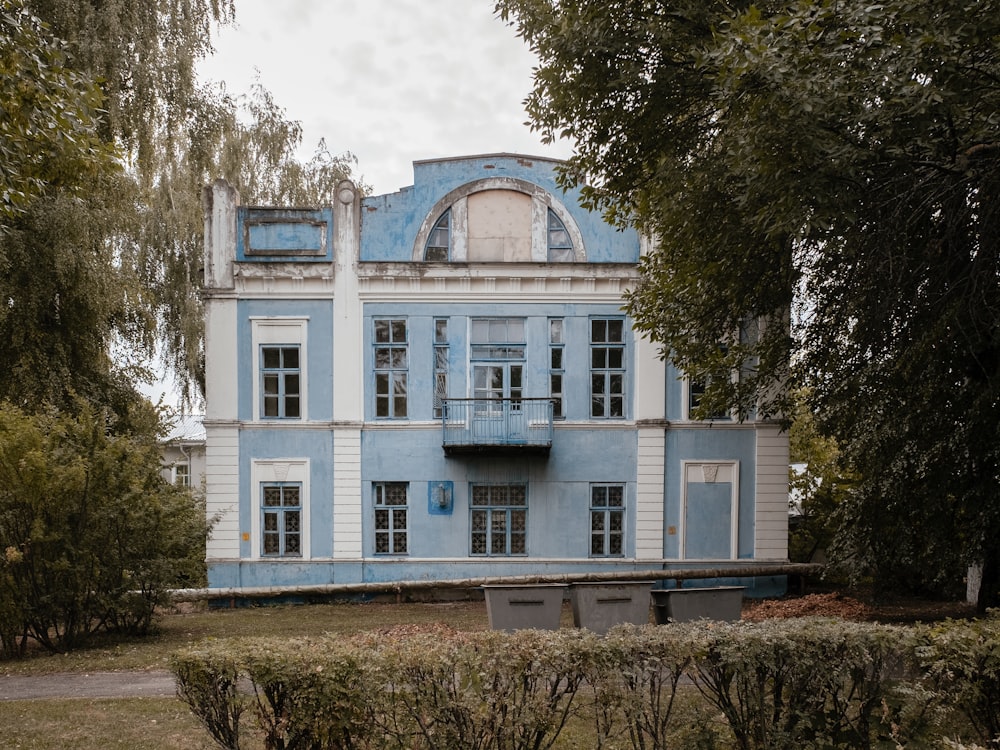 a blue and white building