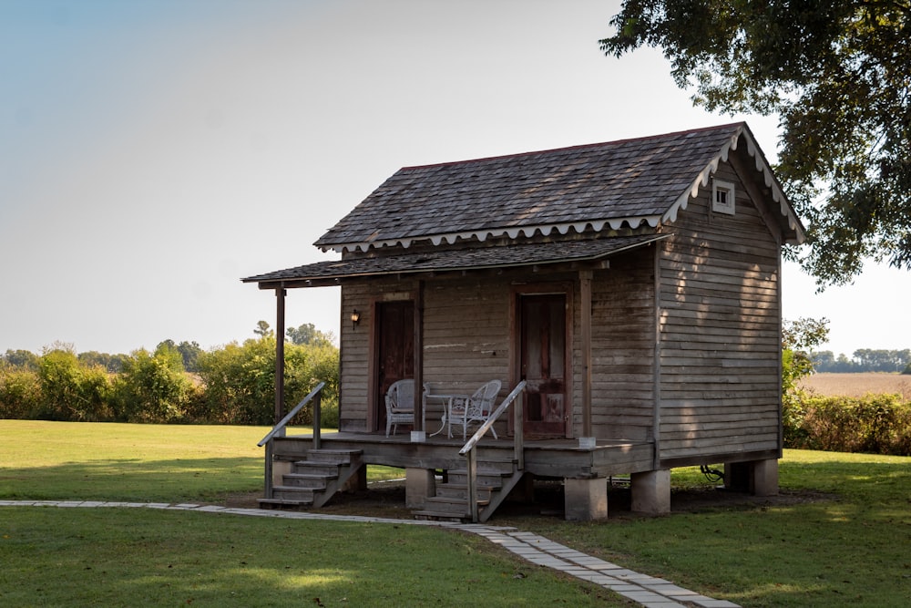 a small wooden building