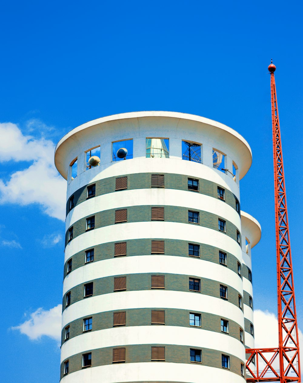 Un edificio alto con una gru