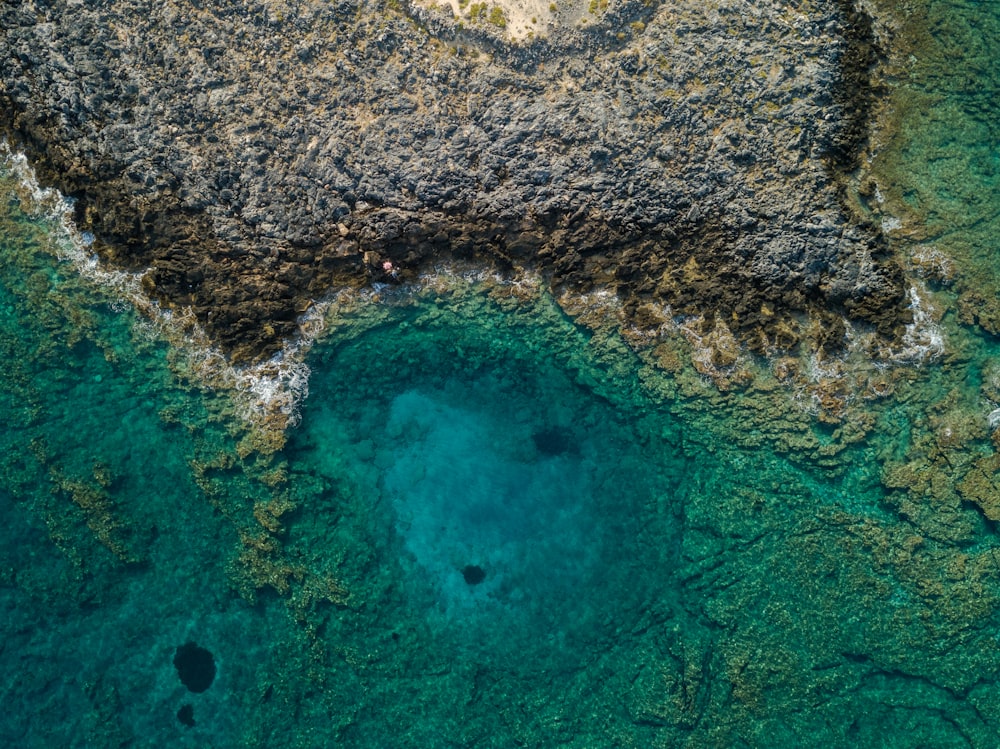 Eine Satellitenansicht eines grünen Landes