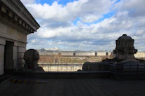 Detalle de una de las terrazas con vistas panorámicas al centro histórico de Granada.