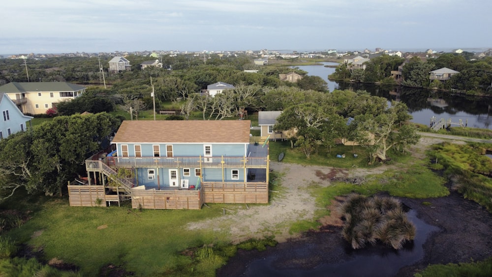 uma casa com um lago na frente