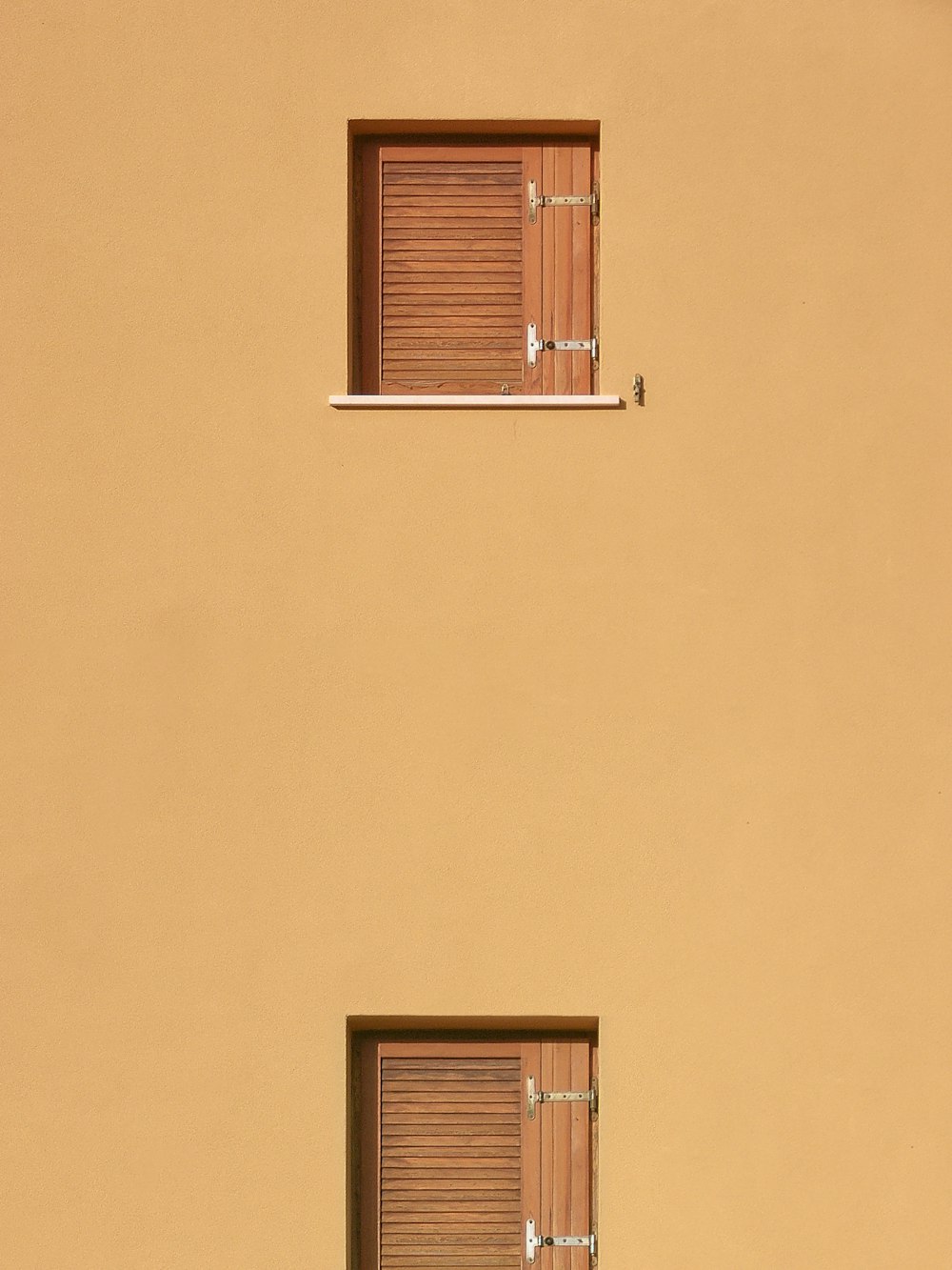 una ventana con persianas