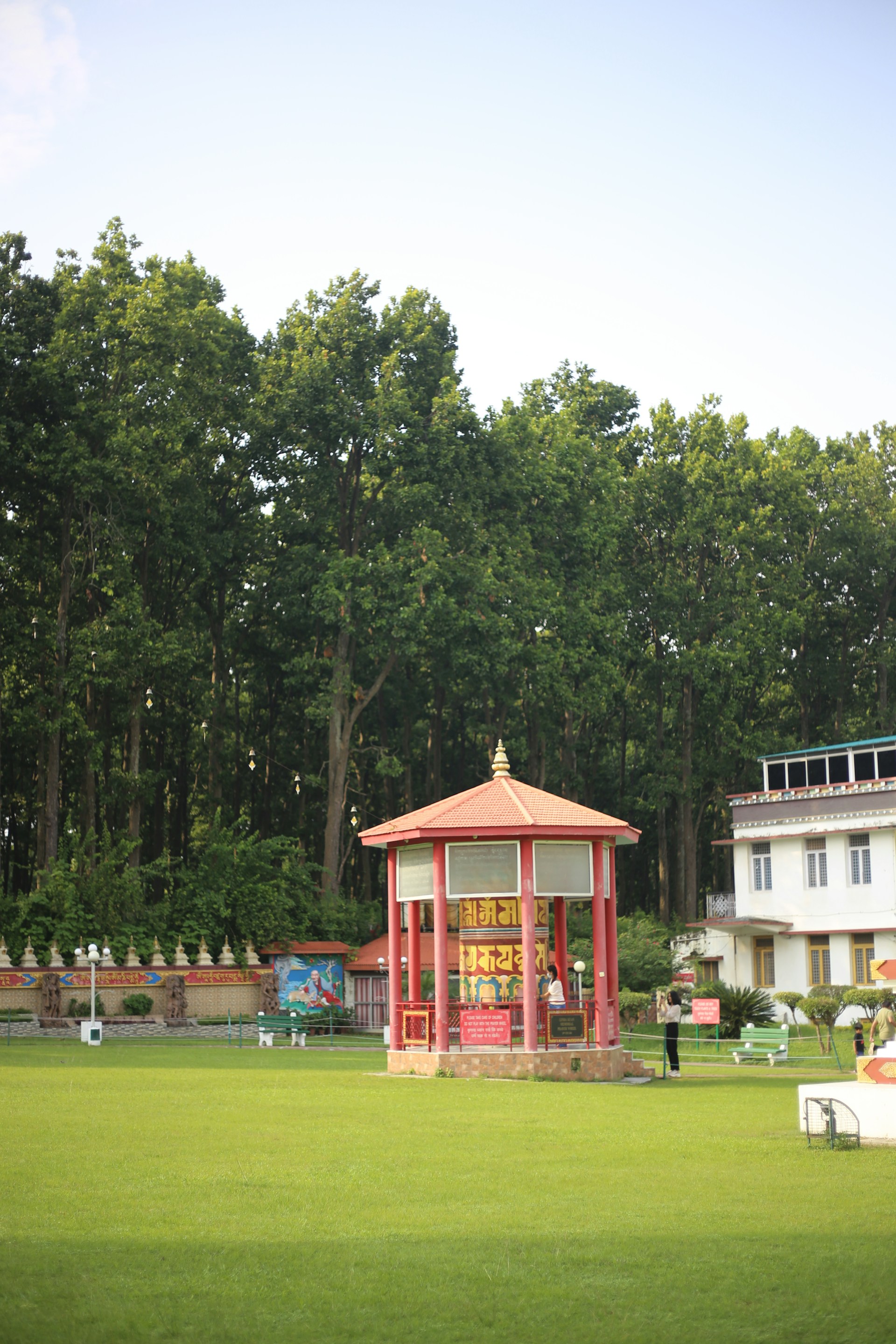 gray computer monitor