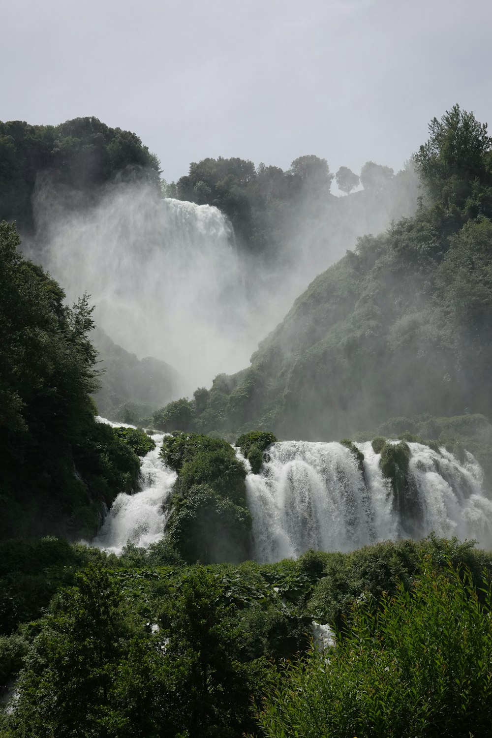 Cascata delle Marmore entourée d’arbres