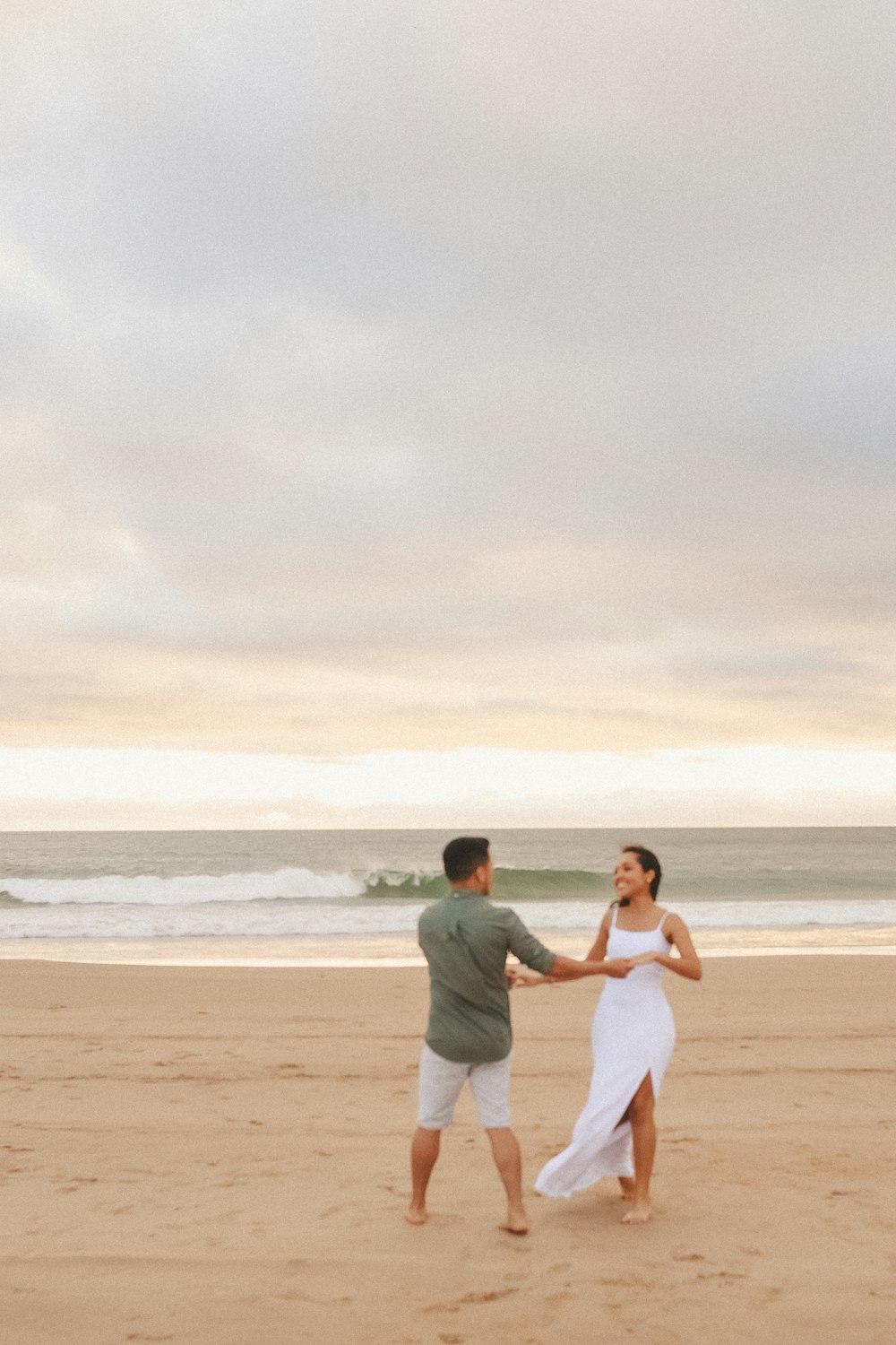 Un homme et une femme se tenant la main sur une plage