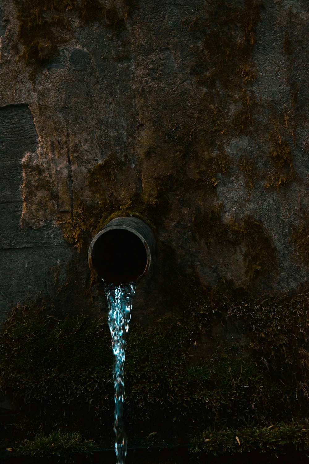 uma fonte de água em uma caverna