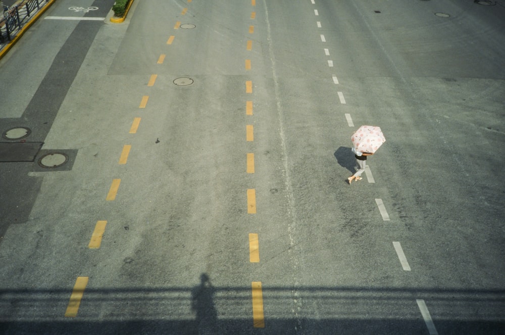 una persona che cammina attraverso una strada