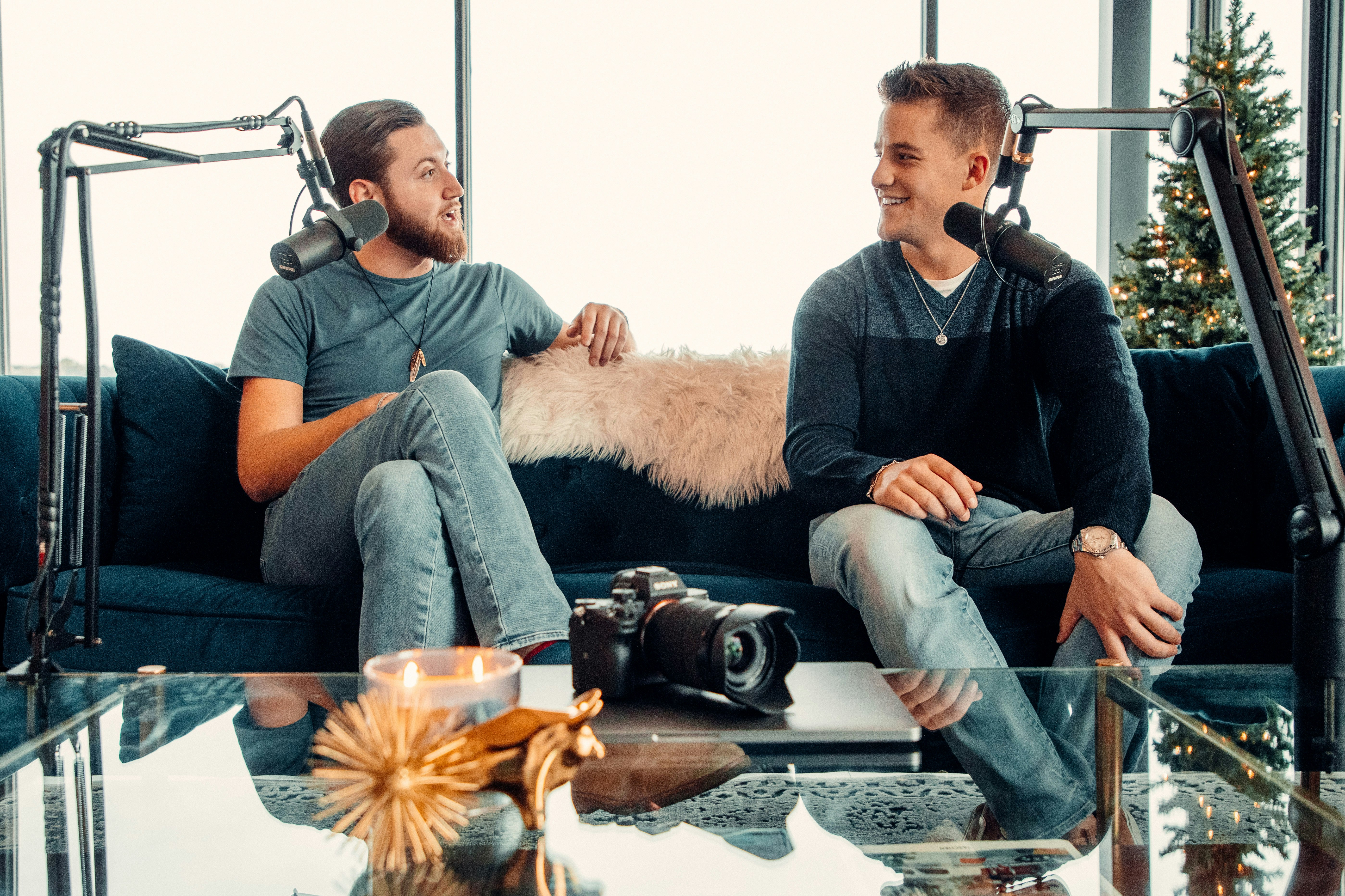 photo-1664555182325-e2323f836760?ixid=M3wxMjA3fDB8MXxzZWFyY2h8MTh8fGdheSUyMGNvbnZlcnNhdGlvbnxlbnwwfHx8fDE3NTMwNjcyMDR8MA\u0026ixlib=rb-4.1.0