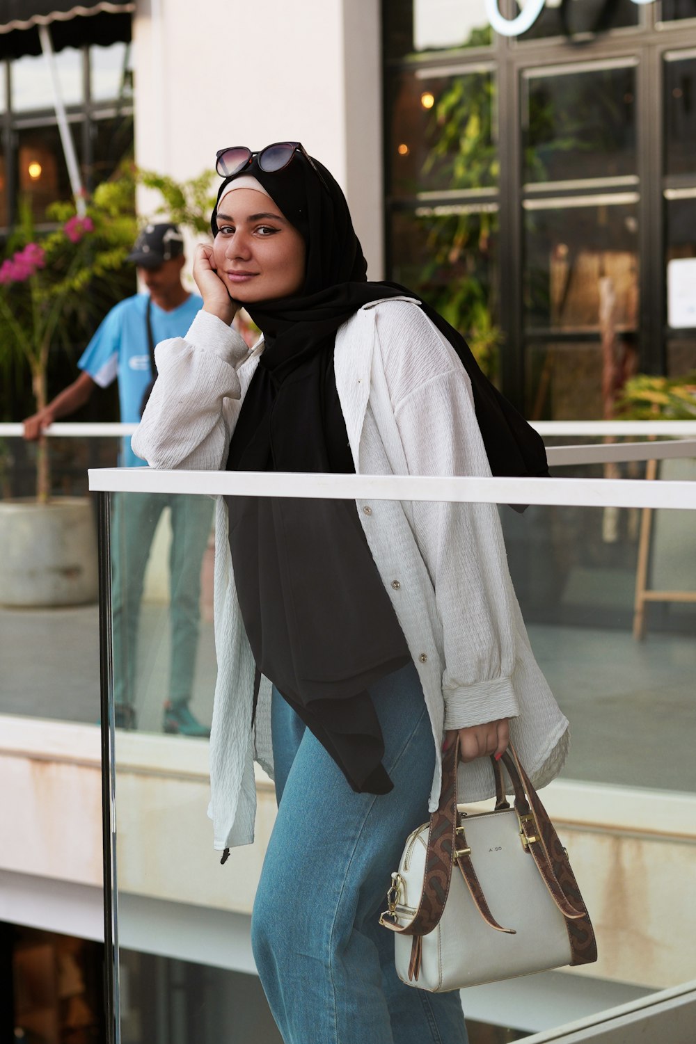 une femme avec un sac à main