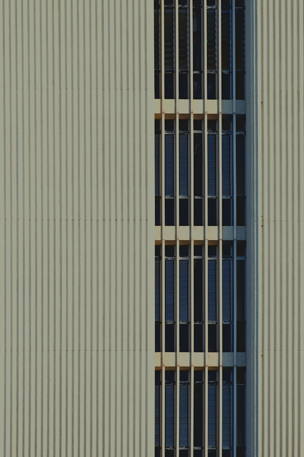 Un edificio con ventanas