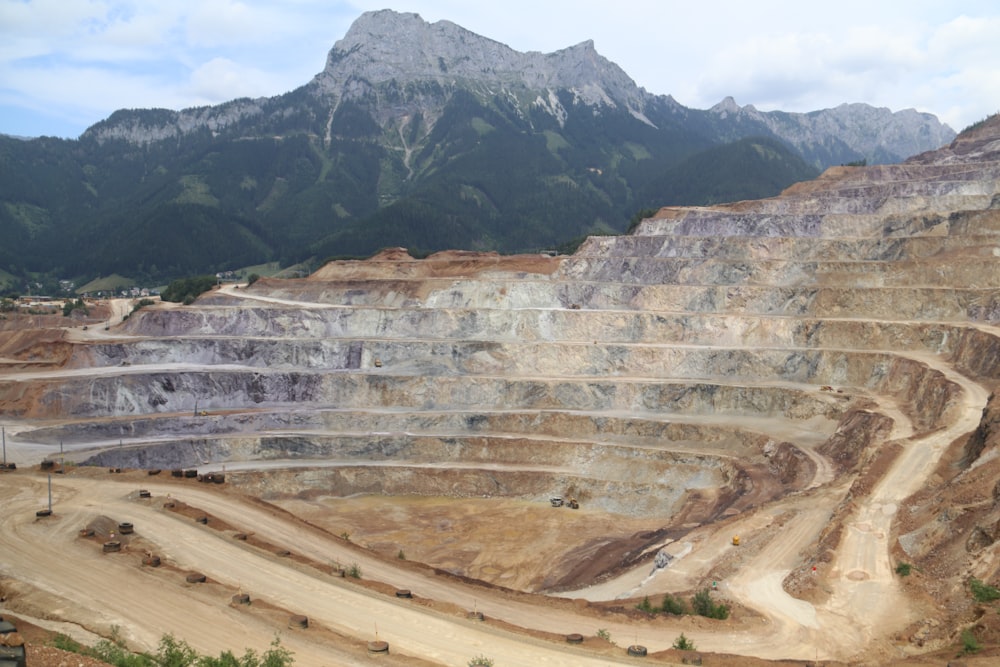 Ein großer felsiger Berg