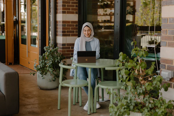 A woman banking on her laptop at a café