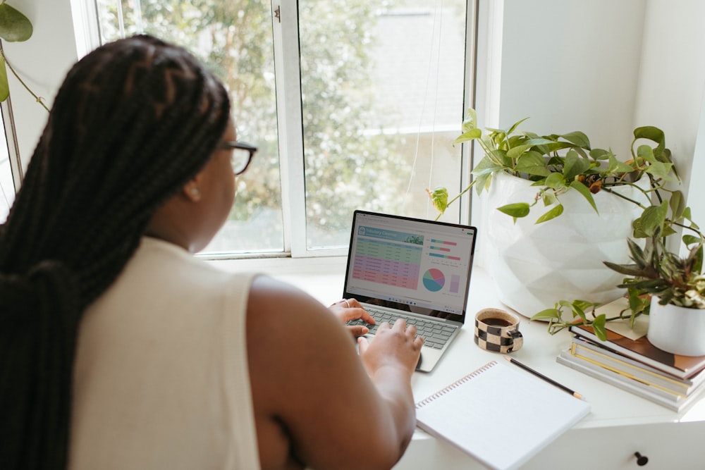 une femme utilisant un ordinateur portable