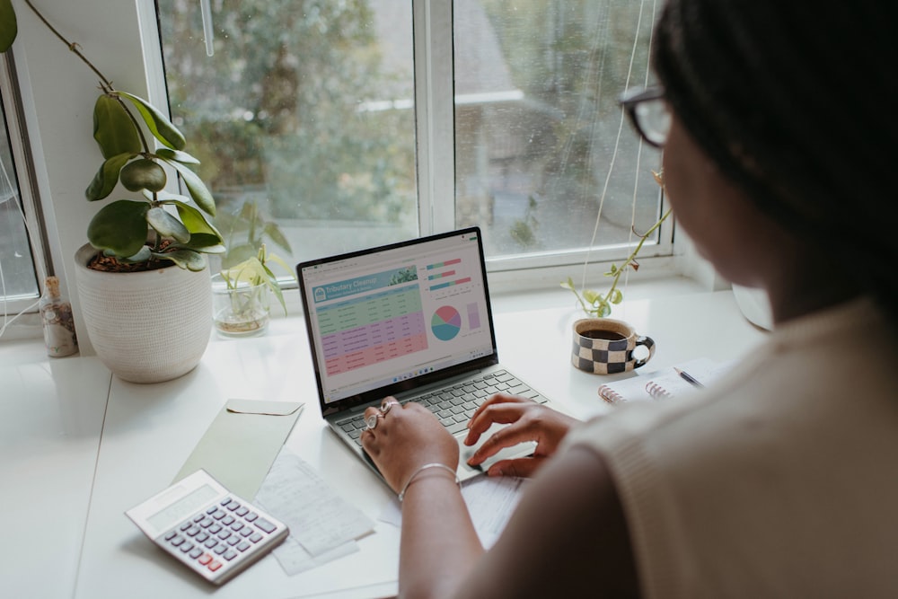 une personne travaillant sur l’ordinateur portable