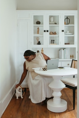 현대적인 오픈 오피스에서 협업하는 젊은 직장인들의 모습