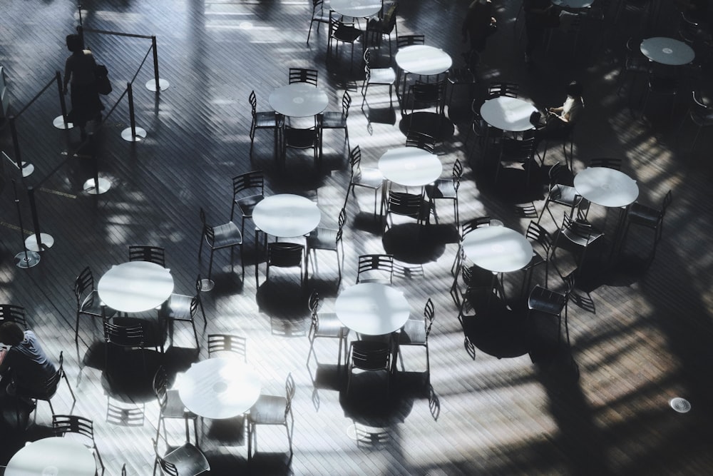 a room full of tables and chairs