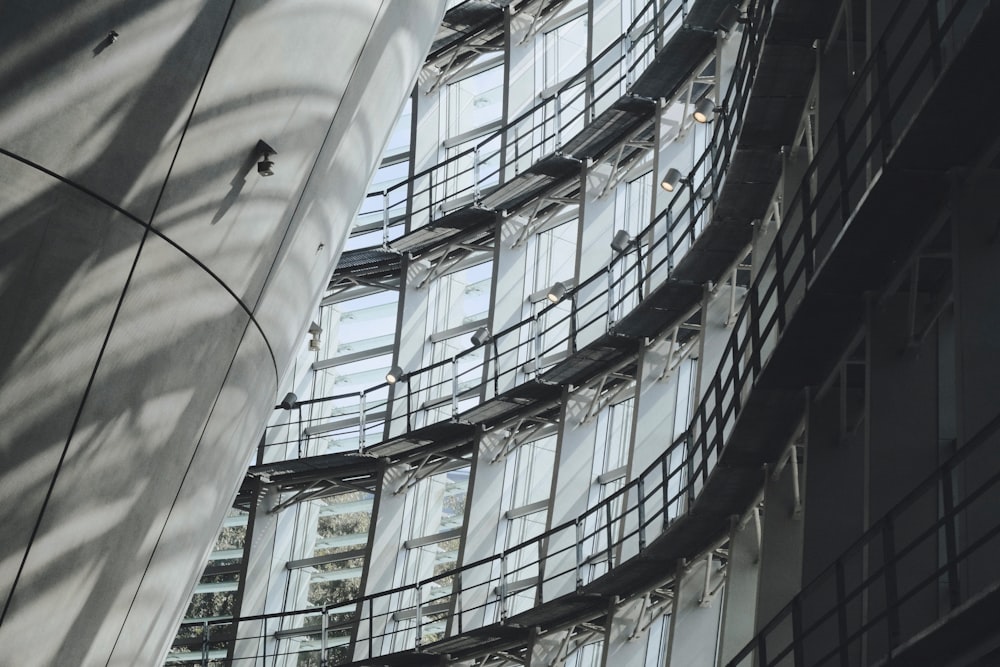 Un edificio con ventanas