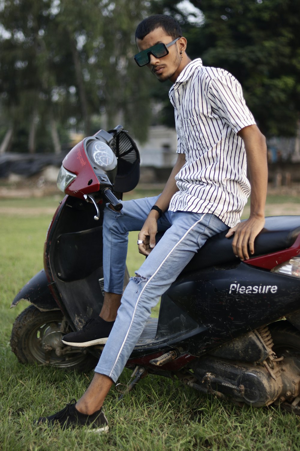 Un uomo seduto su una motocicletta