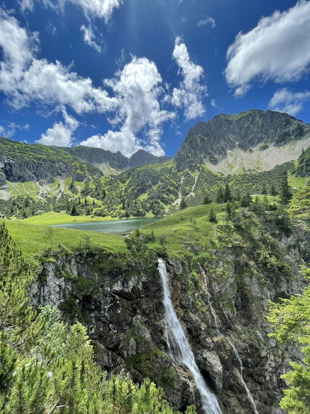 Une cascade dans une vallée