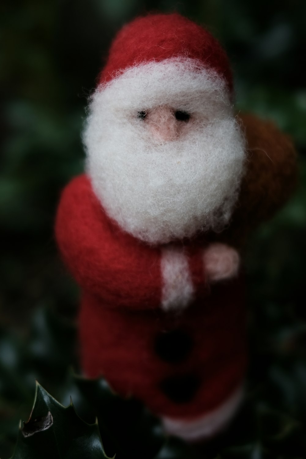 um boneco de neve com um chapéu vermelho
