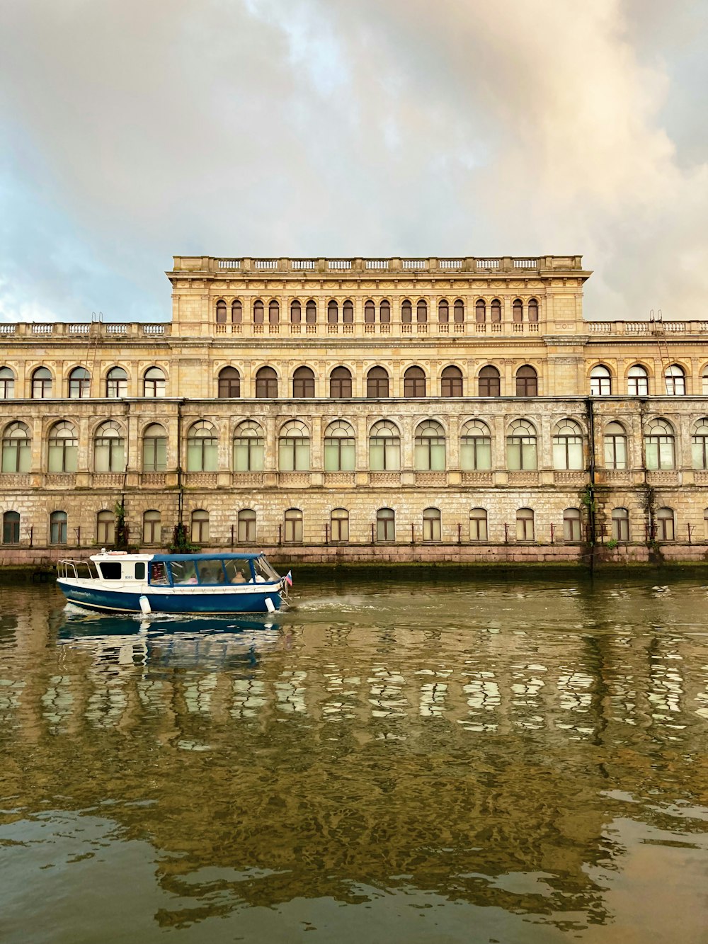 ein Boot vor einem Gebäude